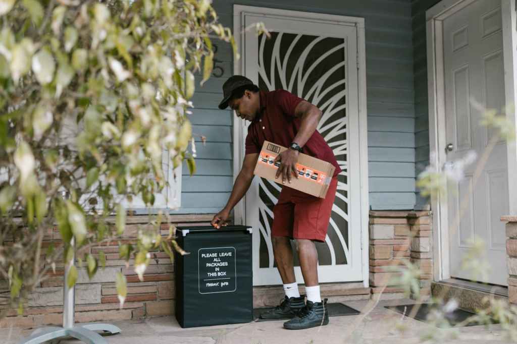 How Express Courier Help in Delivering your Parcel?